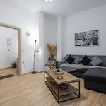 Spacious And Bright Apartment *