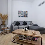 Spacious And Bright *