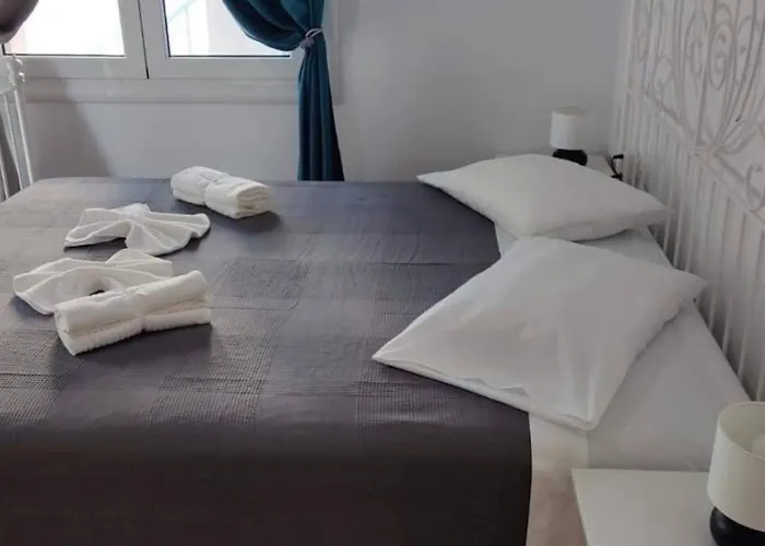 Spacious And Bright Apartment *